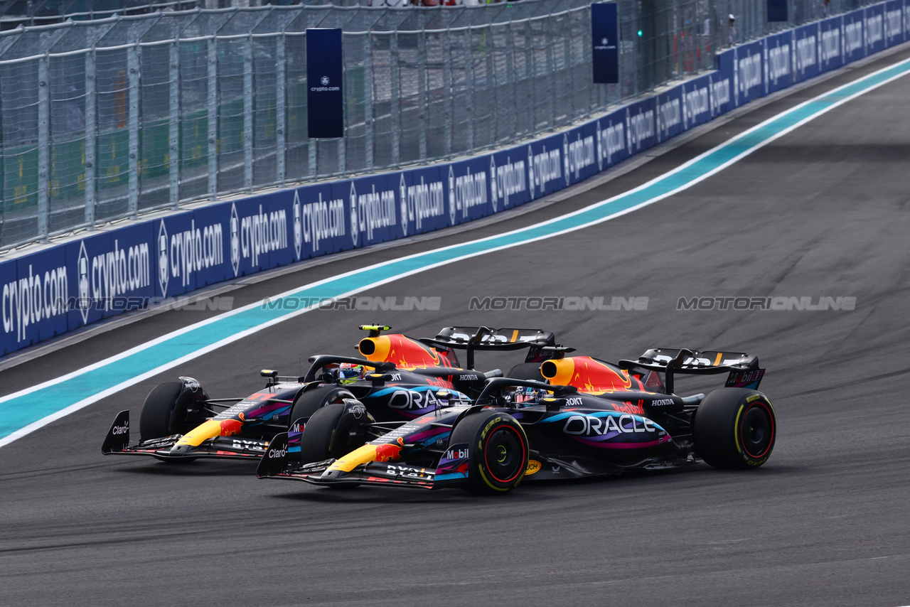 GP MIAMI, Max Verstappen (NLD) Red Bull Racing RB19 passes team mate Sergio Perez (MEX) Red Bull Racing RB19 to take the lead of the race.

07.05.2023. Formula 1 World Championship, Rd 5, Miami Grand Prix, Miami, Florida, USA, Gara Day.

- www.xpbimages.com, EMail: requests@xpbimages.com ¬© Copyright: Batchelor / XPB Images