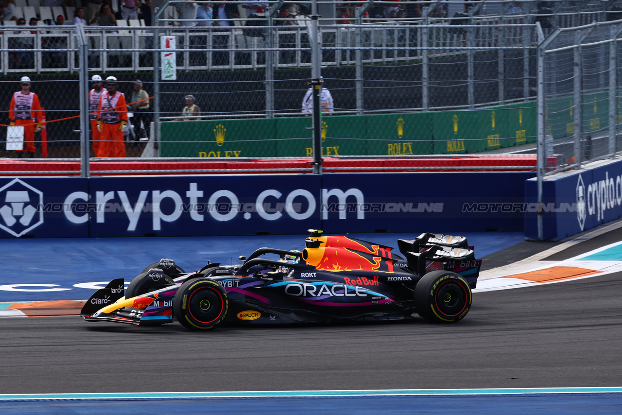 GP MIAMI, Max Verstappen (NLD) Red Bull Racing RB19 passes team mate Sergio Perez (MEX) Red Bull Racing RB19 to take the lead of the race.

07.05.2023. Formula 1 World Championship, Rd 5, Miami Grand Prix, Miami, Florida, USA, Gara Day.

- www.xpbimages.com, EMail: requests@xpbimages.com ¬© Copyright: Batchelor / XPB Images