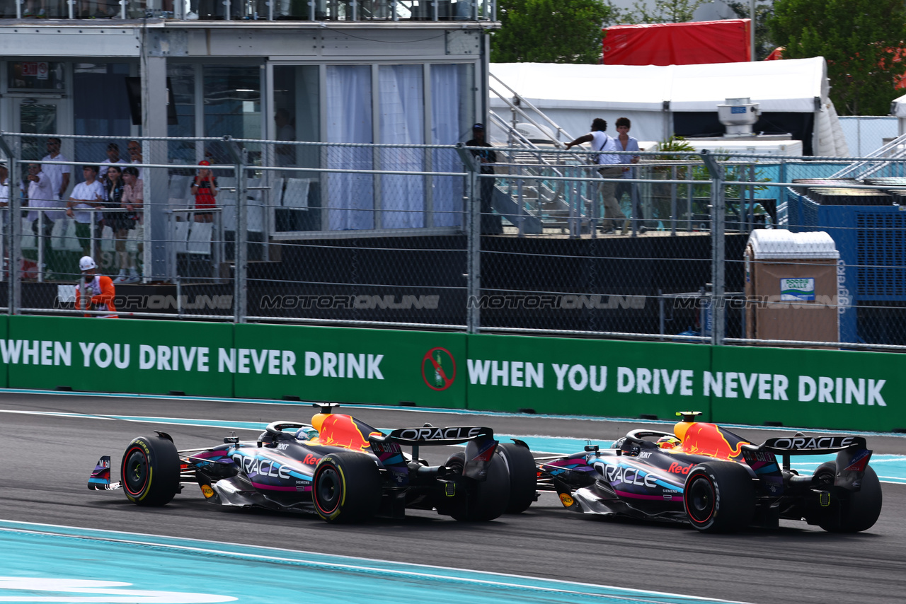 GP MIAMI, Max Verstappen (NLD) Red Bull Racing RB19 passes team mate Sergio Perez (MEX) Red Bull Racing RB19 to take the lead of the race.

07.05.2023. Formula 1 World Championship, Rd 5, Miami Grand Prix, Miami, Florida, USA, Gara Day.

- www.xpbimages.com, EMail: requests@xpbimages.com ¬© Copyright: Batchelor / XPB Images