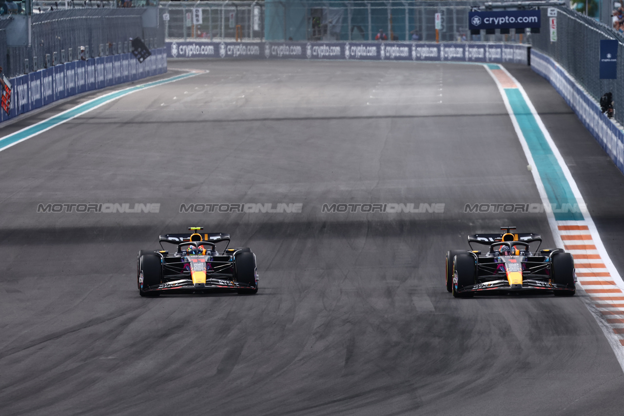 GP MIAMI, Max Verstappen (NLD) Red Bull Racing RB19 passes team mate Sergio Perez (MEX) Red Bull Racing RB19 to take the lead of the race.

07.05.2023. Formula 1 World Championship, Rd 5, Miami Grand Prix, Miami, Florida, USA, Gara Day.

- www.xpbimages.com, EMail: requests@xpbimages.com ¬© Copyright: Batchelor / XPB Images