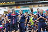 GP MIAMI, (L to R): Christian Horner (GBR) Red Bull Racing Team Principal; Adrian Newey (GBR) Red Bull Racing Chief Technical Officer; e Sergio Perez (MEX) Red Bull Racing, at a team celebration photo.
07.05.2023. Formula 1 World Championship, Rd 5, Miami Grand Prix, Miami, Florida, USA, Gara Day.
 - www.xpbimages.com, EMail: requests@xpbimages.com ¬© Copyright: Gilbert / XPB Images