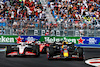 GP MIAMI, (L to R): Nico Hulkenberg (GER) Haas VF-23 e Max Verstappen (NLD) Red Bull Racing RB19 battle for position.
07.05.2023. Formula 1 World Championship, Rd 5, Miami Grand Prix, Miami, Florida, USA, Gara Day.
- www.xpbimages.com, EMail: requests@xpbimages.com ¬© Copyright: Charniaux / XPB Images