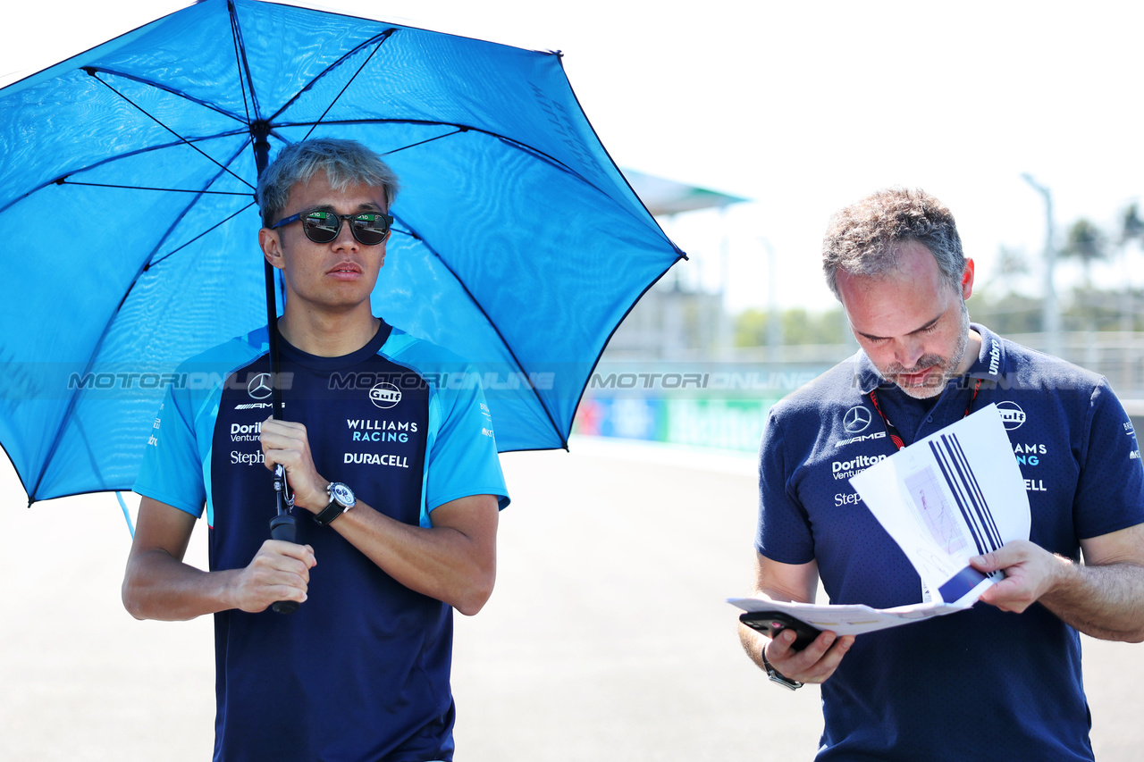 GP MIAMI, Alexander Albon (THA) Williams Racing walks the circuit with James Urwin (GBR) Williams Racing Gara Engineer.

04.05.2023. Formula 1 World Championship, Rd 5, Miami Grand Prix, Miami, Florida, USA, Preparation Day.

- www.xpbimages.com, EMail: requests@xpbimages.com ¬© Copyright: Bearne / XPB Images