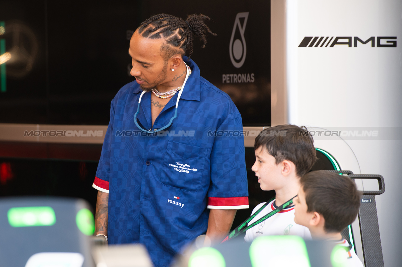 GP MIAMI, Lewis Hamilton (GBR) Mercedes AMG F1 with young fans.

04.05.2023. Formula 1 World Championship, Rd 5, Miami Grand Prix, Miami, Florida, USA, Preparation Day.

- www.xpbimages.com, EMail: requests@xpbimages.com ¬© Copyright: Price / XPB Images