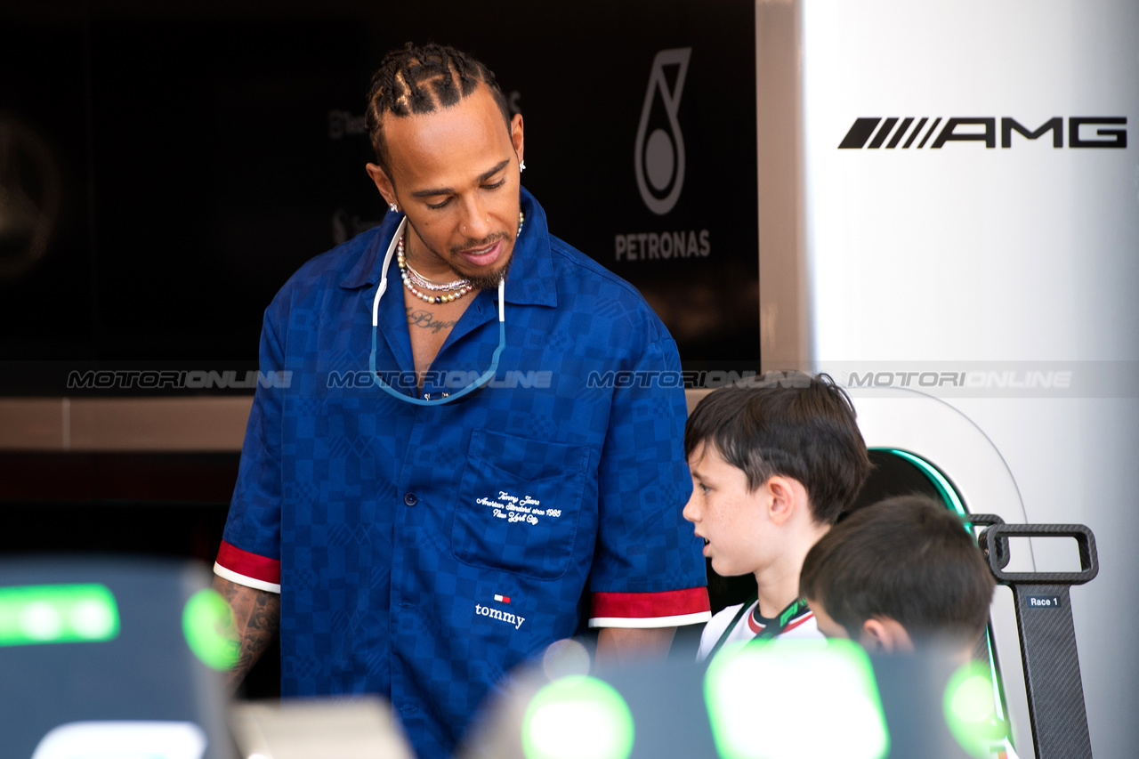 GP MIAMI, Lewis Hamilton (GBR) Mercedes AMG F1 with young fans.

04.05.2023. Formula 1 World Championship, Rd 5, Miami Grand Prix, Miami, Florida, USA, Preparation Day.

- www.xpbimages.com, EMail: requests@xpbimages.com ¬© Copyright: Price / XPB Images