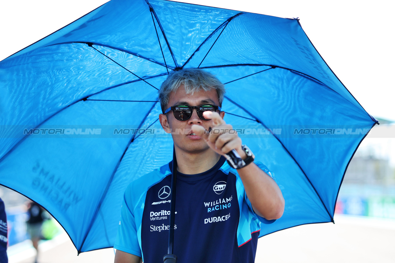 GP MIAMI, Alexander Albon (THA) Williams Racing walks the circuit.

04.05.2023. Formula 1 World Championship, Rd 5, Miami Grand Prix, Miami, Florida, USA, Preparation Day.

- www.xpbimages.com, EMail: requests@xpbimages.com ¬© Copyright: Bearne / XPB Images