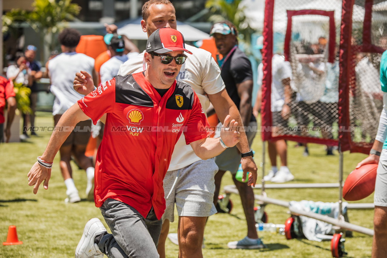 GP MIAMI, Charles Leclerc (MON) Ferrari - American Football with the Miami Dolphins.

04.05.2023. Formula 1 World Championship, Rd 5, Miami Grand Prix, Miami, Florida, USA, Preparation Day.

- www.xpbimages.com, EMail: requests@xpbimages.com ¬© Copyright: Bearne / XPB Images