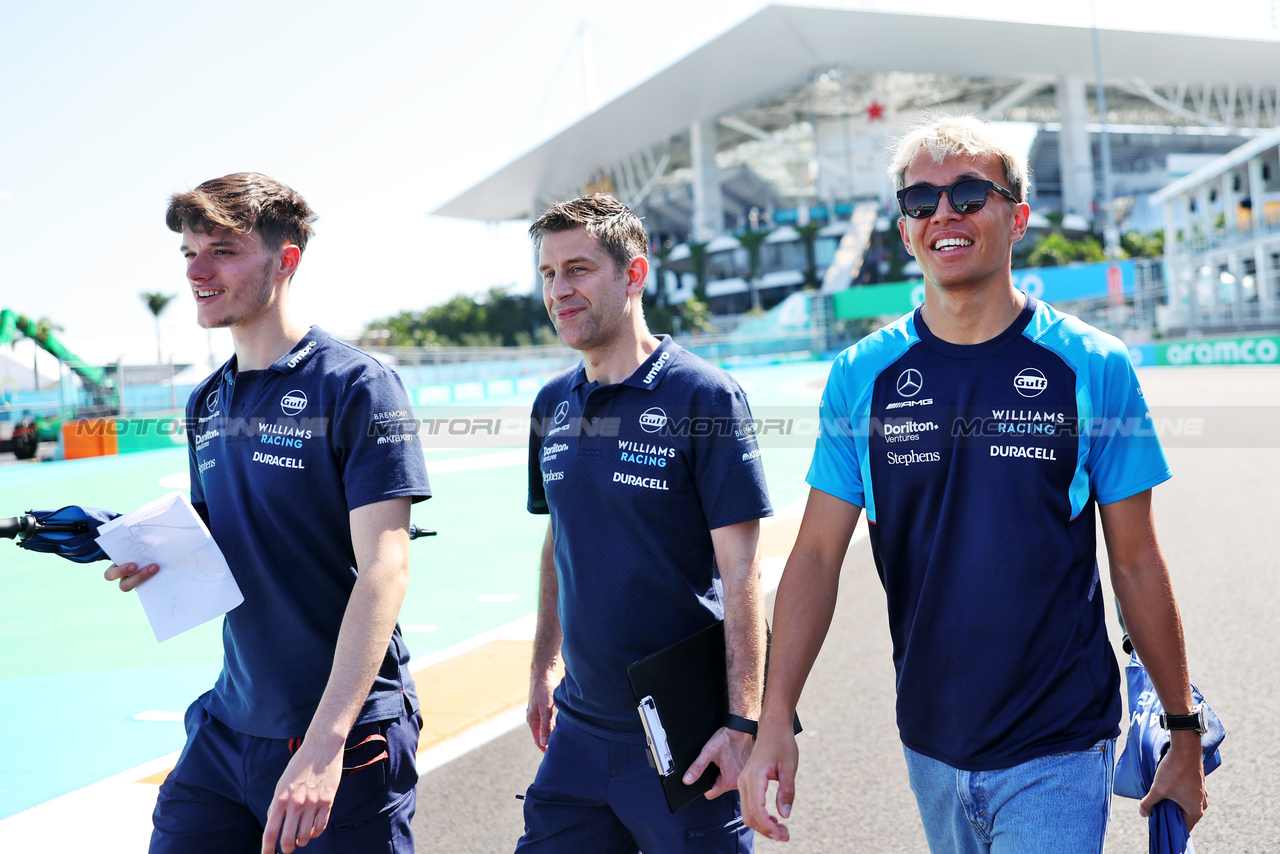GP MIAMI, Alexander Albon (THA) Williams Racing walks the circuit with the team.

04.05.2023. Formula 1 World Championship, Rd 5, Miami Grand Prix, Miami, Florida, USA, Preparation Day.

- www.xpbimages.com, EMail: requests@xpbimages.com ¬© Copyright: Bearne / XPB Images