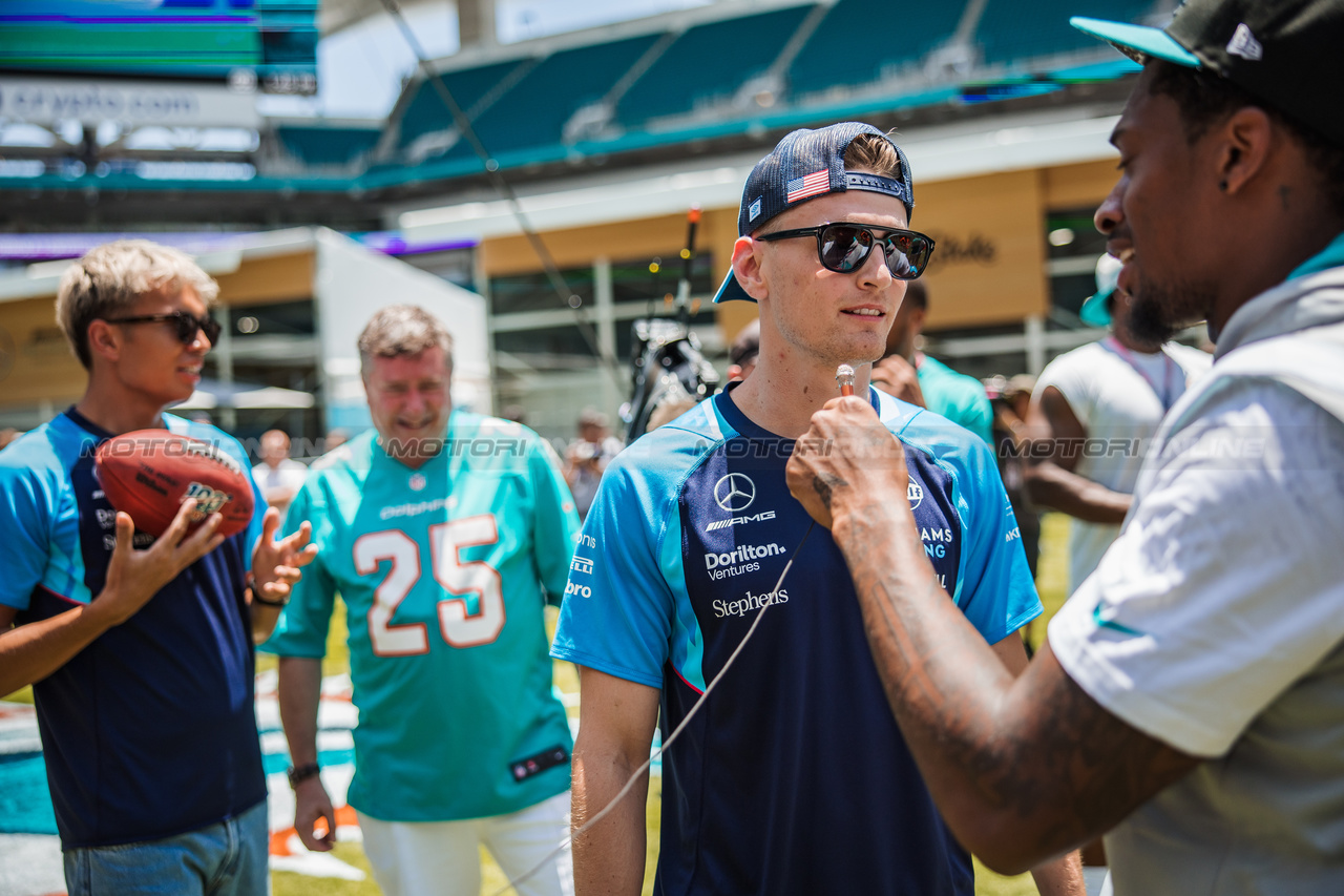 GP MIAMI, Logan Sargeant (USA) Williams Racing - American Football with the Miami Dolphins.

04.05.2023. Formula 1 World Championship, Rd 5, Miami Grand Prix, Miami, Florida, USA, Preparation Day.

- www.xpbimages.com, EMail: requests@xpbimages.com ¬© Copyright: Bearne / XPB Images