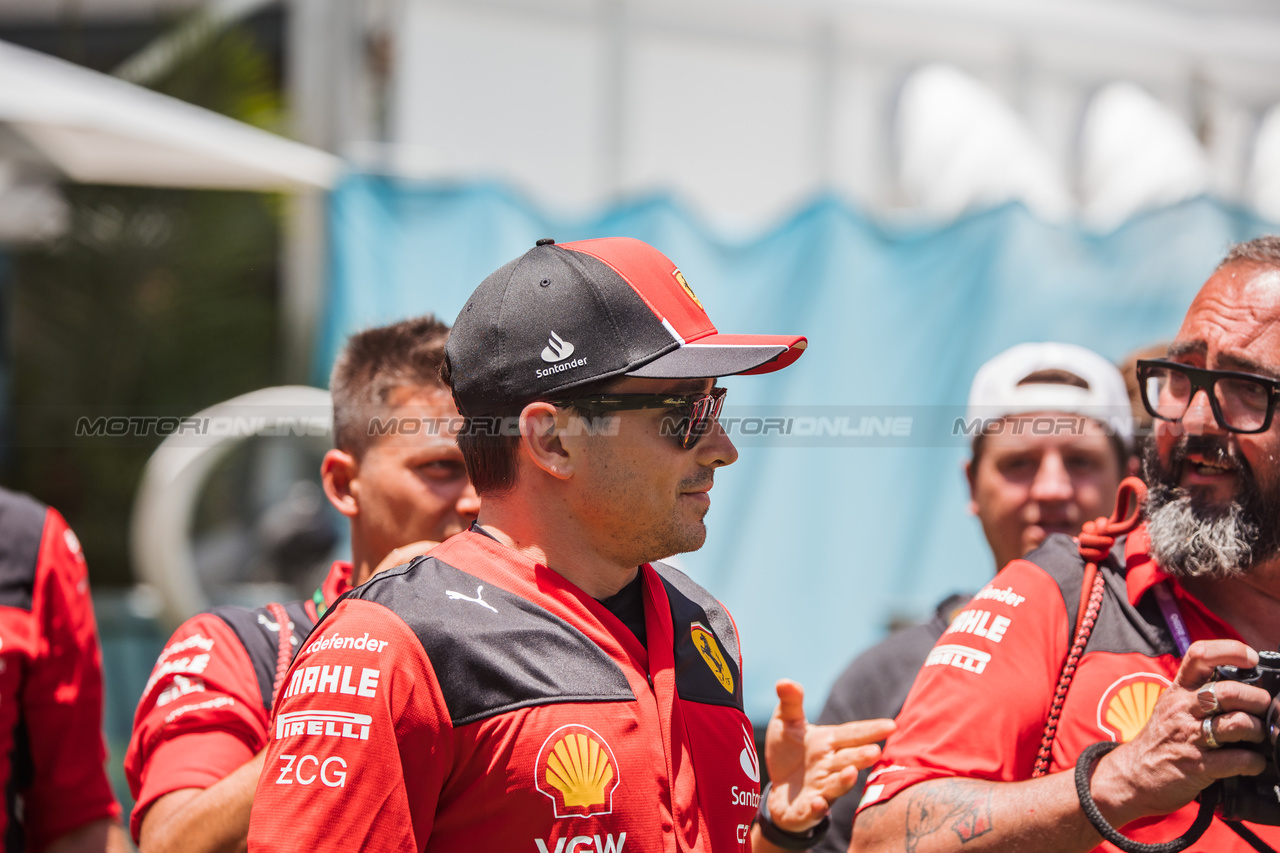 GP MIAMI, Charles Leclerc (MON) Ferrari - American Football with the Miami Dolphins.

04.05.2023. Formula 1 World Championship, Rd 5, Miami Grand Prix, Miami, Florida, USA, Preparation Day.

- www.xpbimages.com, EMail: requests@xpbimages.com ¬© Copyright: Bearne / XPB Images