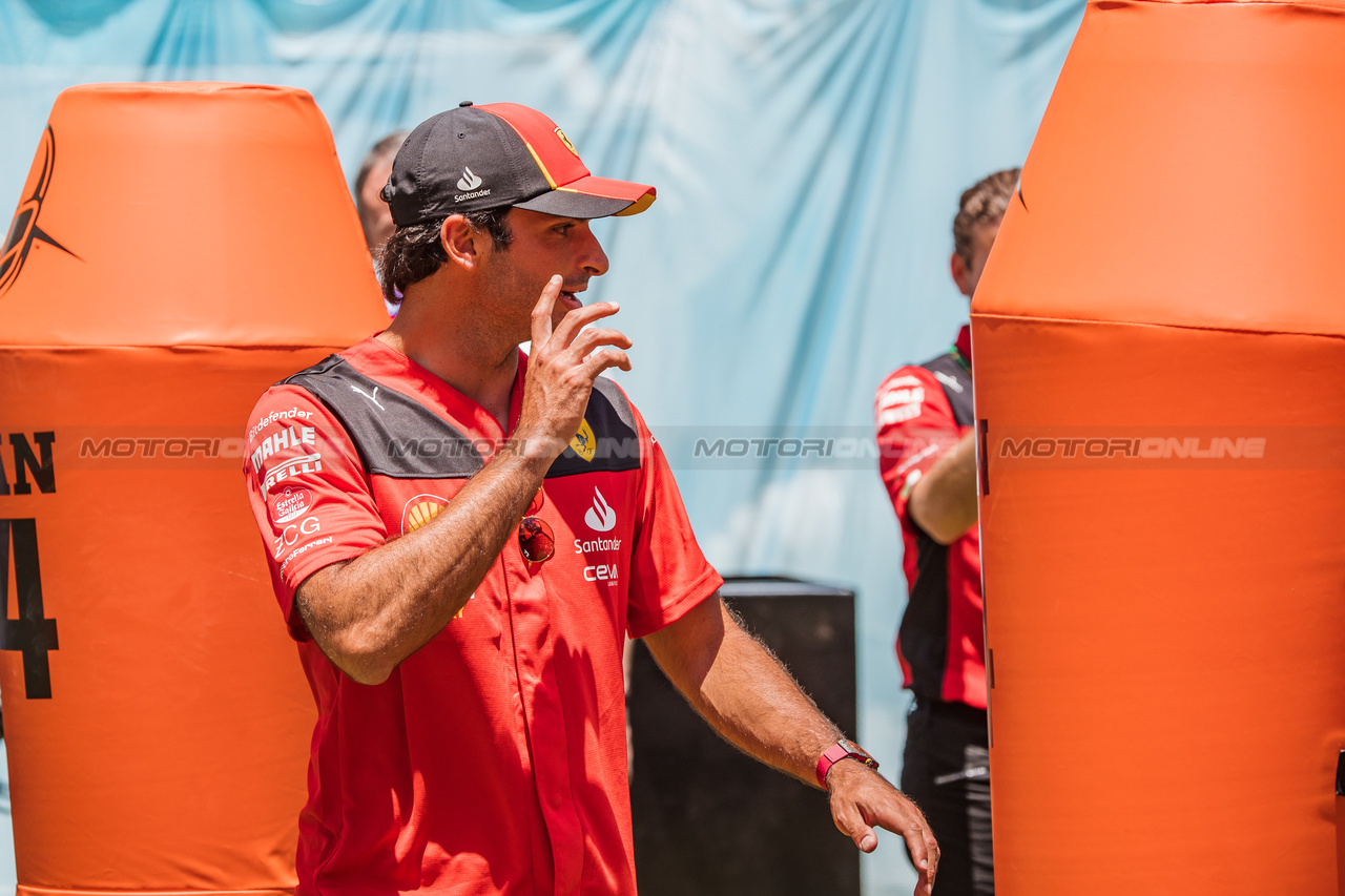 GP MIAMI, Carlos Sainz Jr (ESP) Ferrari - American Football with the Miami Dolphins.

04.05.2023. Formula 1 World Championship, Rd 5, Miami Grand Prix, Miami, Florida, USA, Preparation Day.

- www.xpbimages.com, EMail: requests@xpbimages.com ¬© Copyright: Bearne / XPB Images