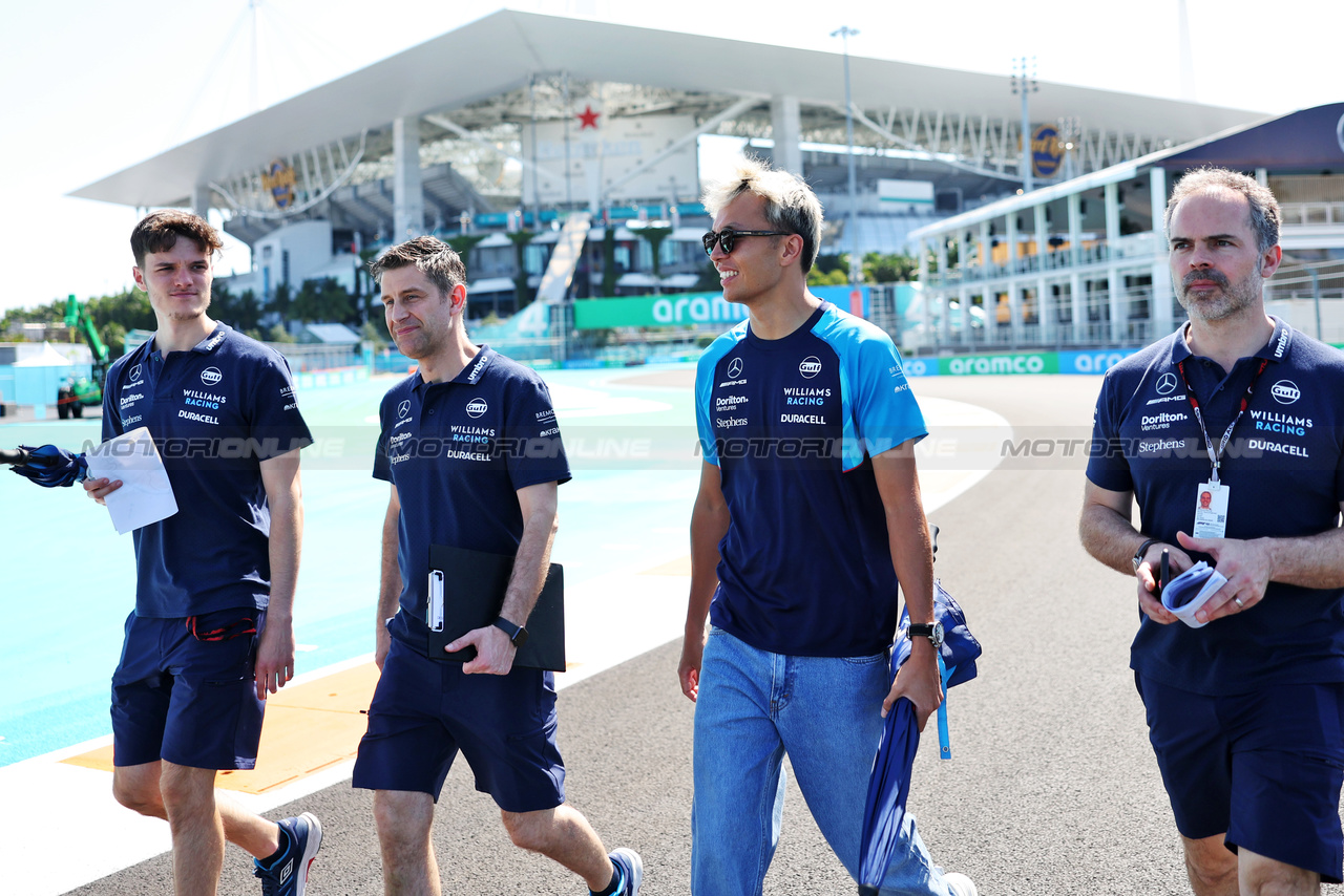 GP MIAMI, Alexander Albon (THA) Williams Racing walks the circuit with the team.

04.05.2023. Formula 1 World Championship, Rd 5, Miami Grand Prix, Miami, Florida, USA, Preparation Day.

- www.xpbimages.com, EMail: requests@xpbimages.com ¬© Copyright: Bearne / XPB Images