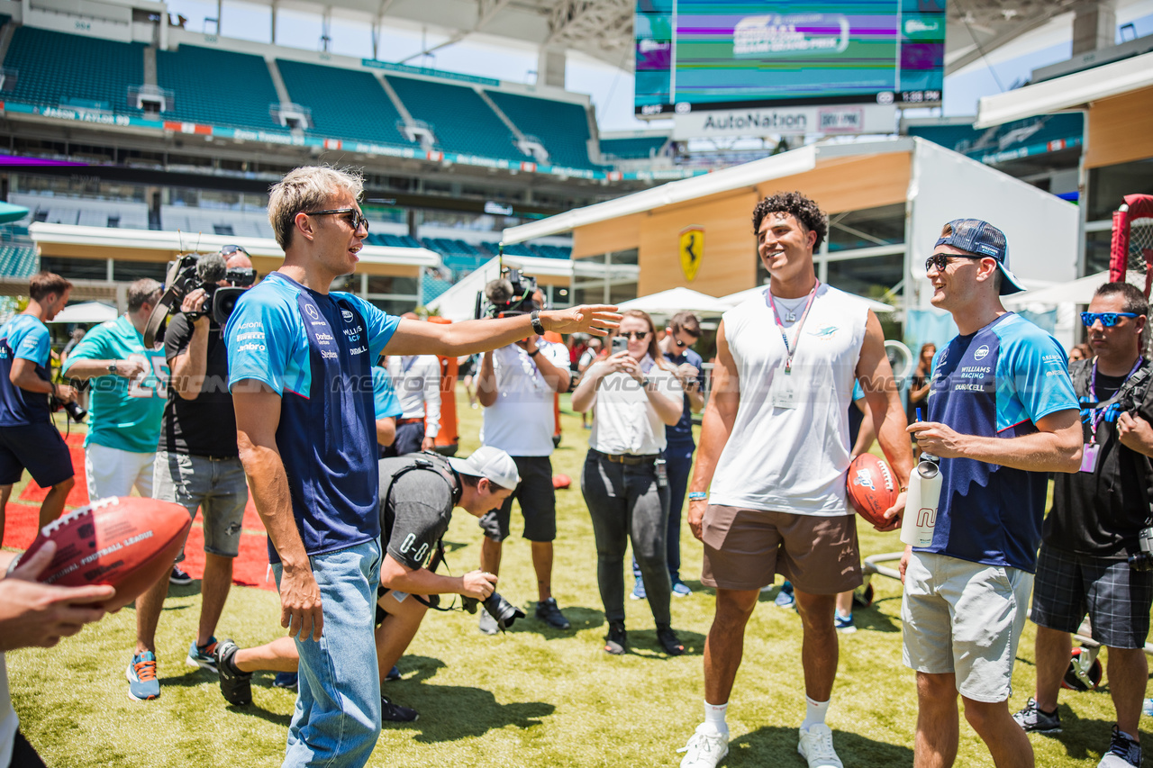 GP MIAMI, (L to R): Alexander Albon (THA) Williams Racing e Logan Sargeant (USA) Williams Racing - American Football with the Miami Dolphins.

04.05.2023. Formula 1 World Championship, Rd 5, Miami Grand Prix, Miami, Florida, USA, Preparation Day.

- www.xpbimages.com, EMail: requests@xpbimages.com ¬© Copyright: Bearne / XPB Images