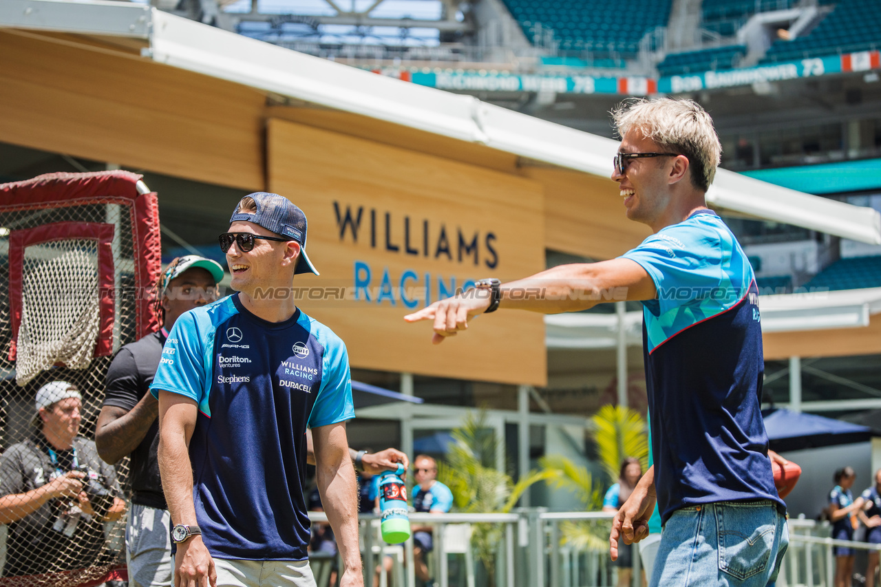 GP MIAMI, (L to R): Logan Sargeant (USA) Williams Racing e Alexander Albon (THA) Williams Racing - American Football with the Miami Dolphins.

04.05.2023. Formula 1 World Championship, Rd 5, Miami Grand Prix, Miami, Florida, USA, Preparation Day.

- www.xpbimages.com, EMail: requests@xpbimages.com ¬© Copyright: Bearne / XPB Images
