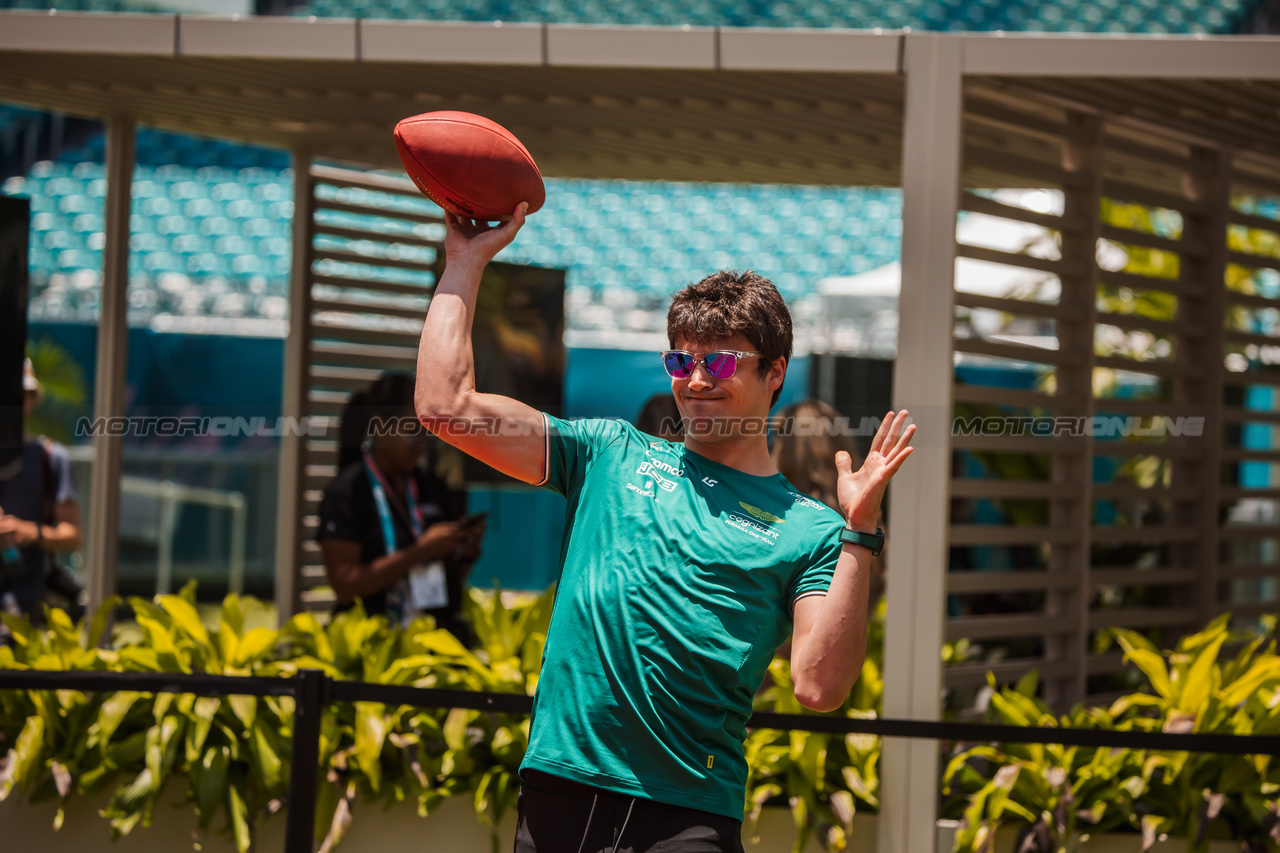 GP MIAMI, Lance Stroll (CDN) Aston Martin F1 Team plays American Football.

04.05.2023. Formula 1 World Championship, Rd 5, Miami Grand Prix, Miami, Florida, USA, Preparation Day.

- www.xpbimages.com, EMail: requests@xpbimages.com ¬© Copyright: Bearne / XPB Images