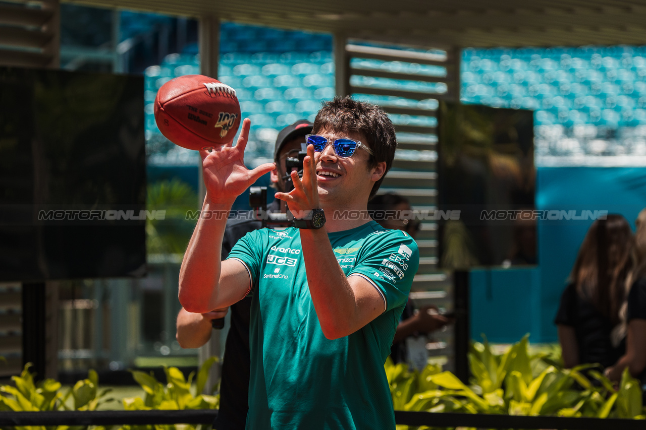GP MIAMI, Lance Stroll (CDN) Aston Martin F1 Team plays American Football.

04.05.2023. Formula 1 World Championship, Rd 5, Miami Grand Prix, Miami, Florida, USA, Preparation Day.

- www.xpbimages.com, EMail: requests@xpbimages.com ¬© Copyright: Bearne / XPB Images