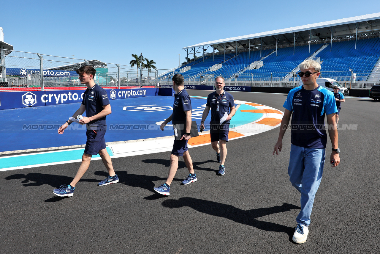 GP MIAMI, Alexander Albon (THA) Williams Racing walks the circuit with the team.

04.05.2023. Formula 1 World Championship, Rd 5, Miami Grand Prix, Miami, Florida, USA, Preparation Day.

- www.xpbimages.com, EMail: requests@xpbimages.com ¬© Copyright: Moy / XPB Images
