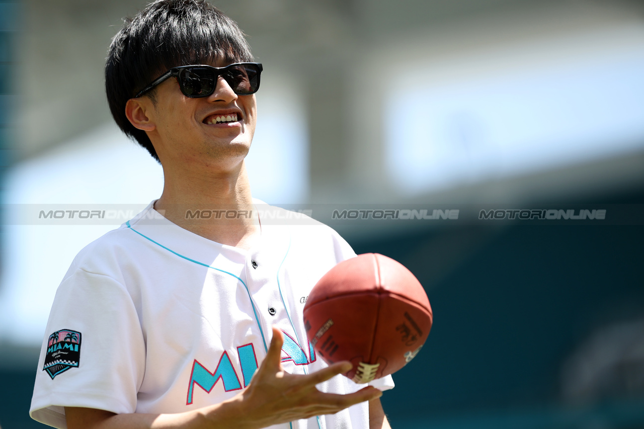GP MIAMI, Zhou Guanyu (CHN) Alfa Romeo F1 Team plays American Football.

04.05.2023. Formula 1 World Championship, Rd 5, Miami Grand Prix, Miami, Florida, USA, Preparation Day.

 - www.xpbimages.com, EMail: requests@xpbimages.com ¬© Copyright: Gilbert / XPB Images
