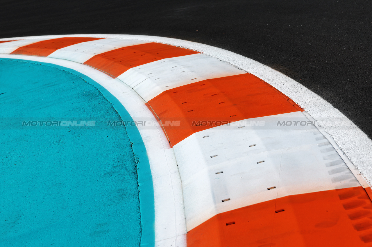 GP MIAMI, Circuit Atmosfera - kerb detail.

04.05.2023. Formula 1 World Championship, Rd 5, Miami Grand Prix, Miami, Florida, USA, Preparation Day.

- www.xpbimages.com, EMail: requests@xpbimages.com ¬© Copyright: Moy / XPB Images