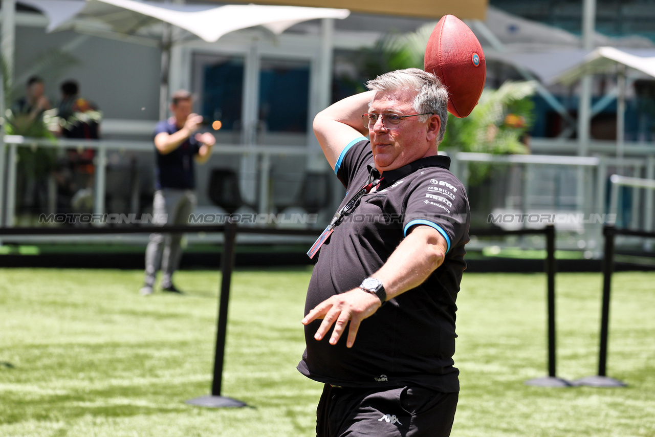 GP MIAMI, Otmar Szafnauer (USA) Alpine F1 Team, Team Principal plays American Football

04.05.2023. Formula 1 World Championship, Rd 5, Miami Grand Prix, Miami, Florida, USA, Preparation Day.

- www.xpbimages.com, EMail: requests@xpbimages.com ¬© Copyright: Moy / XPB Images