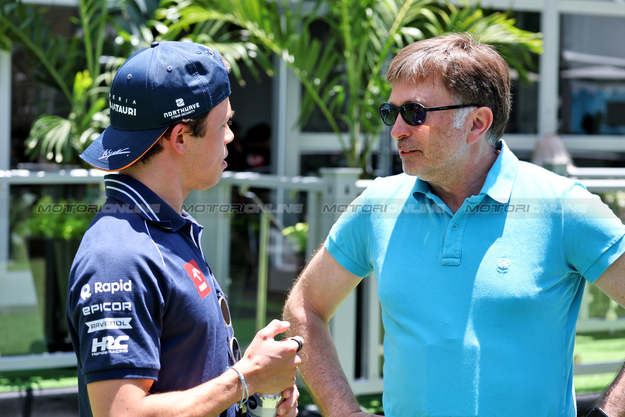 GP MIAMI, (L to R): Nyck de Vries (NLD) AlphaTauri with Jost Capito (GER).

04.05.2023. Formula 1 World Championship, Rd 5, Miami Grand Prix, Miami, Florida, USA, Preparation Day.

- www.xpbimages.com, EMail: requests@xpbimages.com ¬© Copyright: Moy / XPB Images