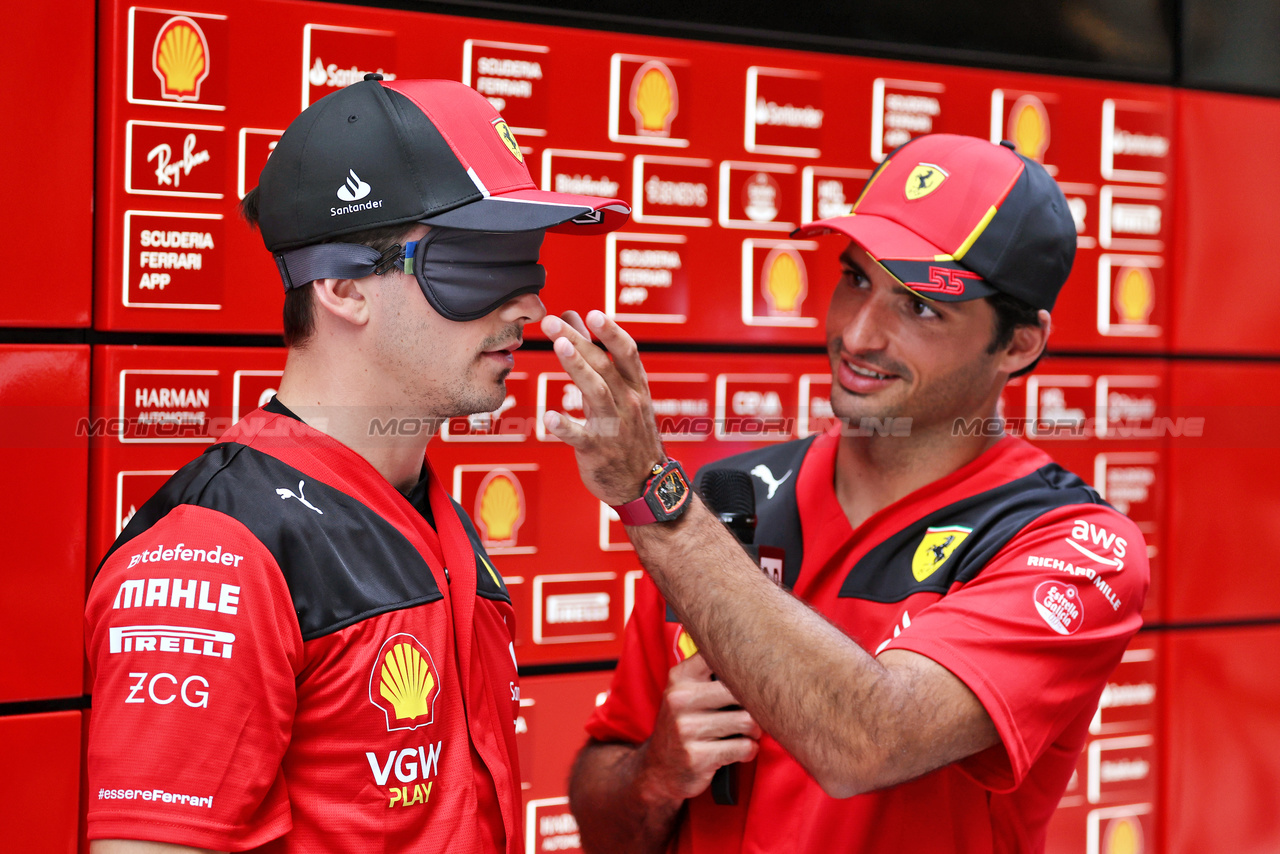 GP MIAMI, (L to R): A blindfolded Charles Leclerc (MON) Ferrari with team mate Carlos Sainz Jr (ESP) Ferrari 

04.05.2023. Formula 1 World Championship, Rd 5, Miami Grand Prix, Miami, Florida, USA, Preparation Day.

- www.xpbimages.com, EMail: requests@xpbimages.com ¬© Copyright: Moy / XPB Images