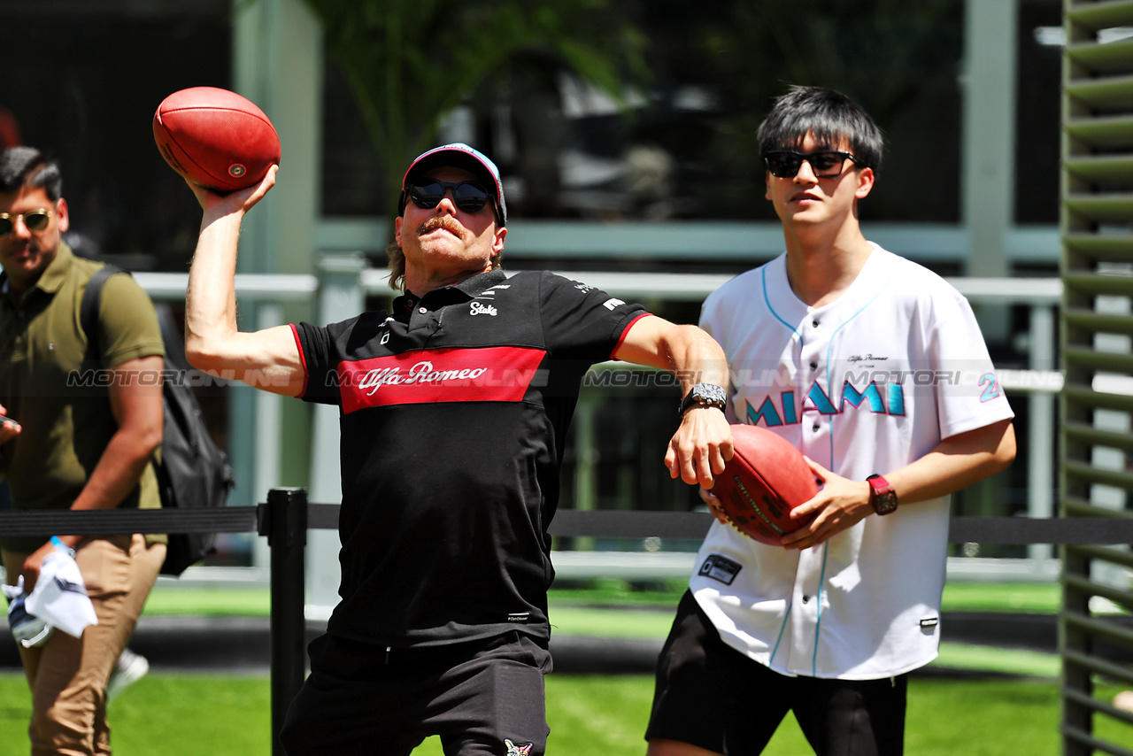 GP MIAMI, Valtteri Bottas (FIN) Alfa Romeo F1 Team plays American Football with team mate Zhou Guanyu (CHN) Alfa Romeo F1 Team.

04.05.2023. Formula 1 World Championship, Rd 5, Miami Grand Prix, Miami, Florida, USA, Preparation Day.

- www.xpbimages.com, EMail: requests@xpbimages.com ¬© Copyright: Moy / XPB Images