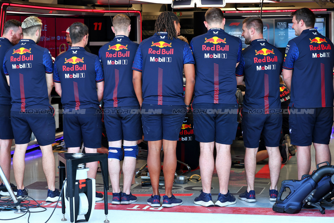 GP MIAMI, Red Bull Racing wall of meccanici.

04.05.2023. Formula 1 World Championship, Rd 5, Miami Grand Prix, Miami, Florida, USA, Preparation Day.

 - www.xpbimages.com, EMail: requests@xpbimages.com ¬© Copyright: Coates / XPB Images