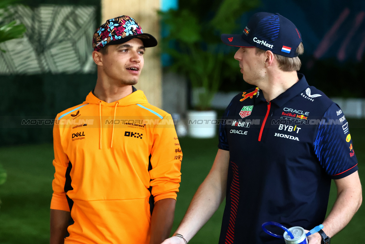 GP MIAMI, (L to R): Lando Norris (GBR) McLaren with Max Verstappen (NLD) Red Bull Racing.

04.05.2023. Formula 1 World Championship, Rd 5, Miami Grand Prix, Miami, Florida, USA, Preparation Day.

 - www.xpbimages.com, EMail: requests@xpbimages.com ¬© Copyright: Coates / XPB Images