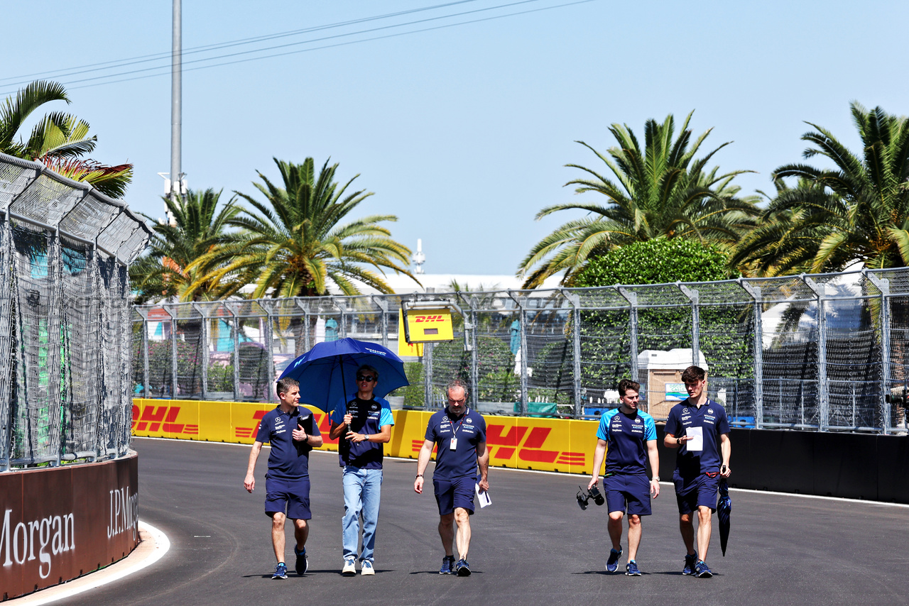 GP MIAMI, Alexander Albon (THA) Williams Racing walks the circuit with the team.

04.05.2023. Formula 1 World Championship, Rd 5, Miami Grand Prix, Miami, Florida, USA, Preparation Day.

- www.xpbimages.com, EMail: requests@xpbimages.com ¬© Copyright: Moy / XPB Images