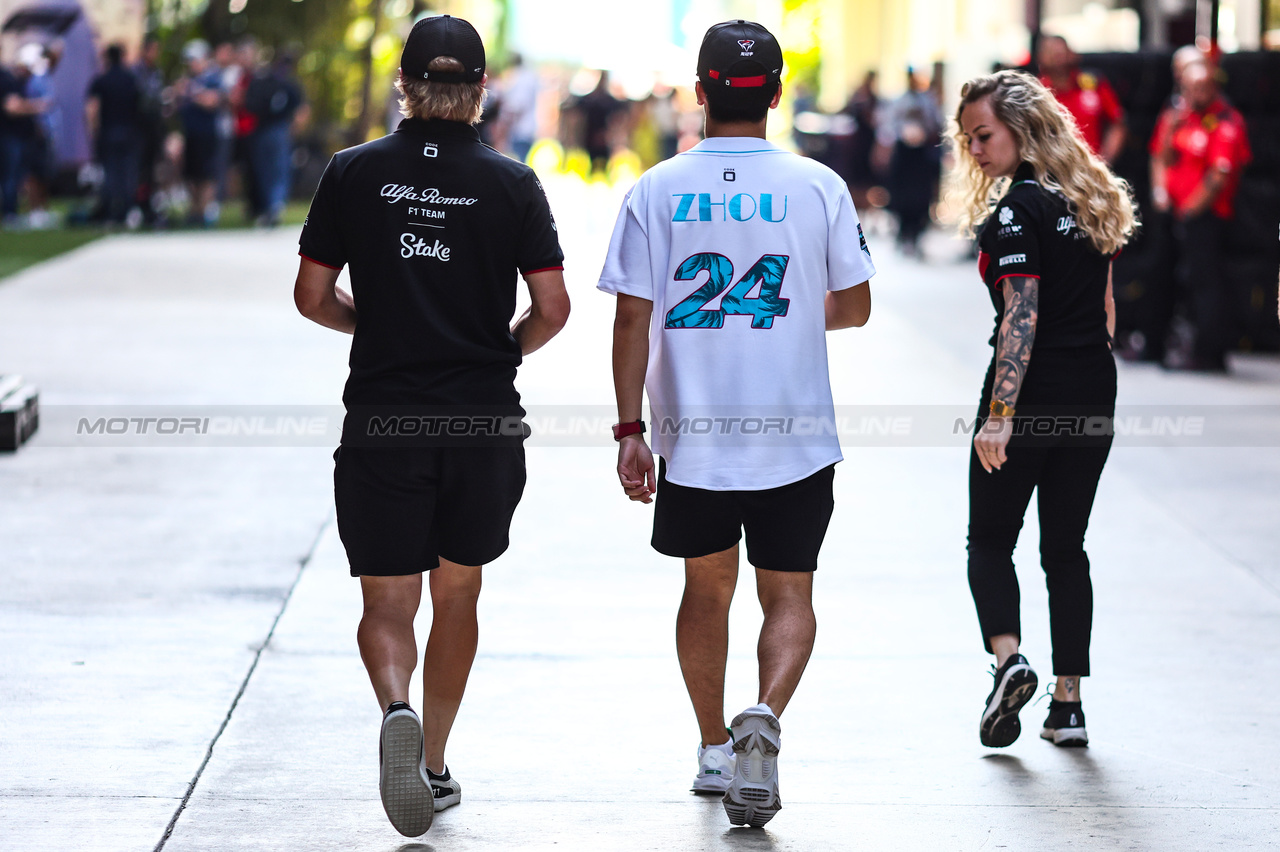 GP MIAMI, Valtteri Bottas (FIN), Alfa Romeo Racing e Guanyu Zhou (CHI), Alfa Romeo Racing 
04.05.2023. Formula 1 World Championship, Rd 5, Miami Grand Prix, Miami, Florida, USA, Preparation Day.
- www.xpbimages.com, EMail: requests@xpbimages.com ¬© Copyright: Charniaux / XPB Images