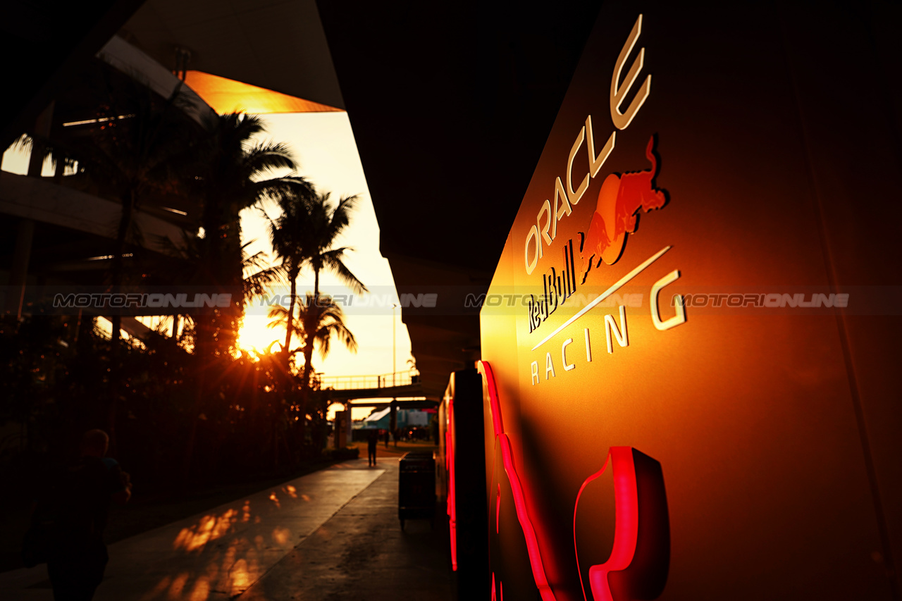 GP MIAMI, Circuit Atmosfera - Red Bull Racing logo at sunset.

04.05.2023. Formula 1 World Championship, Rd 5, Miami Grand Prix, Miami, Florida, USA, Preparation Day.

- www.xpbimages.com, EMail: requests@xpbimages.com ¬© Copyright: Moy / XPB Images