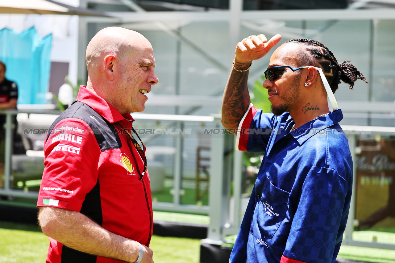 GP MIAMI, (L to R): Jock Clear (GBR) Ferrari Senior Performance Engineer with Lewis Hamilton (GBR) Mercedes AMG F1.

04.05.2023. Formula 1 World Championship, Rd 5, Miami Grand Prix, Miami, Florida, USA, Preparation Day.

- www.xpbimages.com, EMail: requests@xpbimages.com ¬© Copyright: Moy / XPB Images