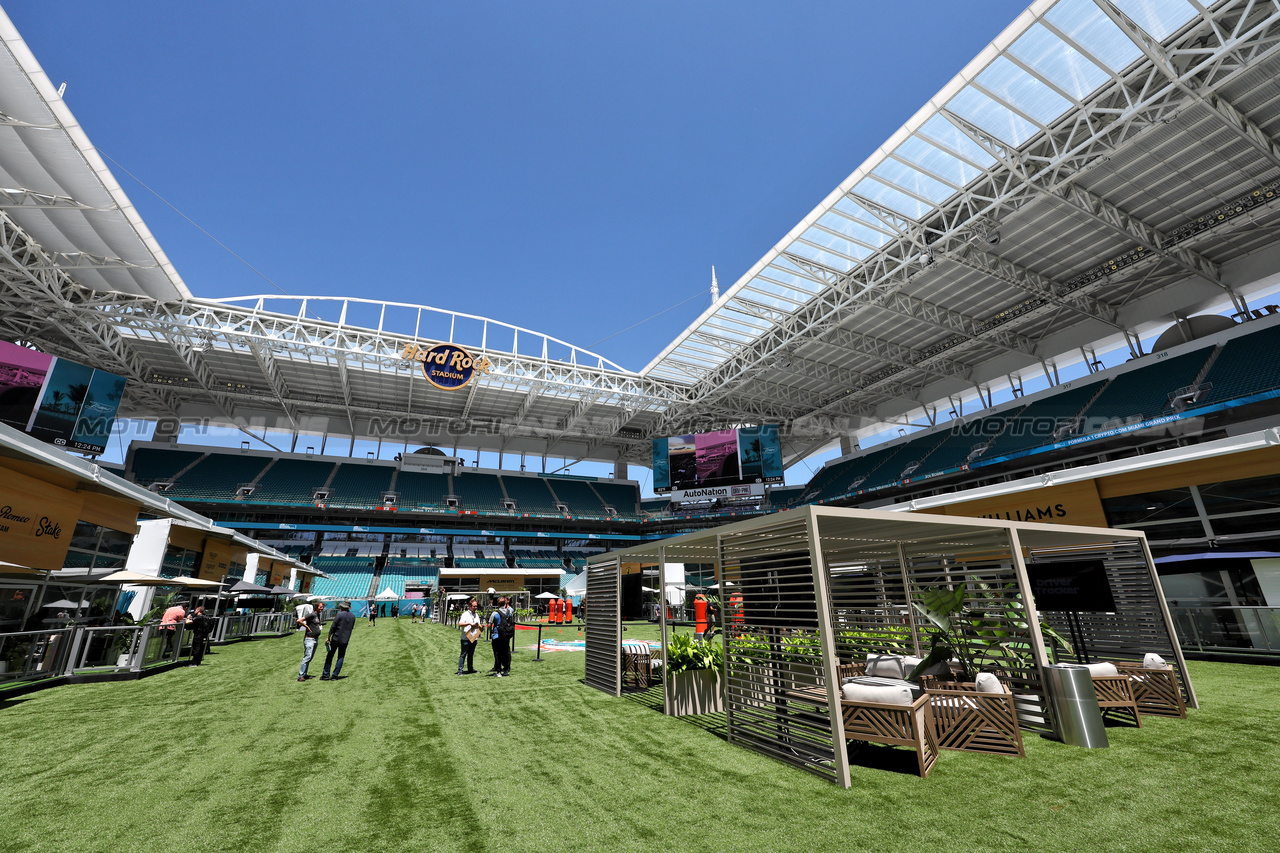 GP MIAMI, Circuit Atmosfera - the F1 Paddock contained inside the Hard Rock Stadium.



04.05.2023. Formula 1 World Championship, Rd 5, Miami Grand Prix, Miami, Florida, USA, Preparation Day.

- www.xpbimages.com, EMail: requests@xpbimages.com ¬© Copyright: Moy / XPB Images