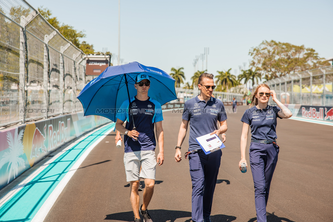 GP MIAMI, Logan Sargeant (USA) Williams Racing walks the circuit with Gaetan Jego, Williams Racing Gara Engineer e Elizabeth Wood Boyer (GBR) Williams Racing Performance Engineer.

04.05.2023. Formula 1 World Championship, Rd 5, Miami Grand Prix, Miami, Florida, USA, Preparation Day.

- www.xpbimages.com, EMail: requests@xpbimages.com ¬© Copyright: Bearne / XPB Images