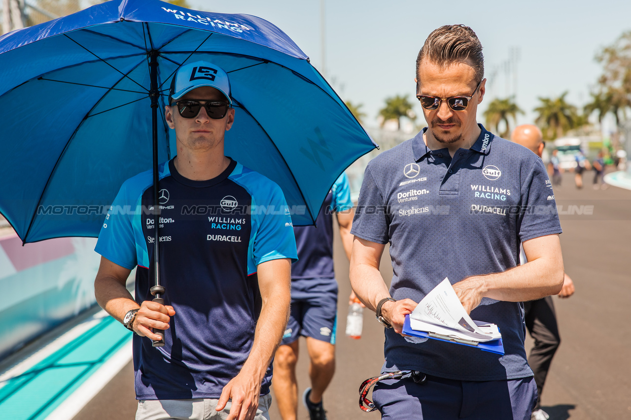 GP MIAMI, Logan Sargeant (USA) Williams Racing walks the circuit with Gaetan Jego, Williams Racing Gara Engineer.

04.05.2023. Formula 1 World Championship, Rd 5, Miami Grand Prix, Miami, Florida, USA, Preparation Day.

- www.xpbimages.com, EMail: requests@xpbimages.com ¬© Copyright: Bearne / XPB Images