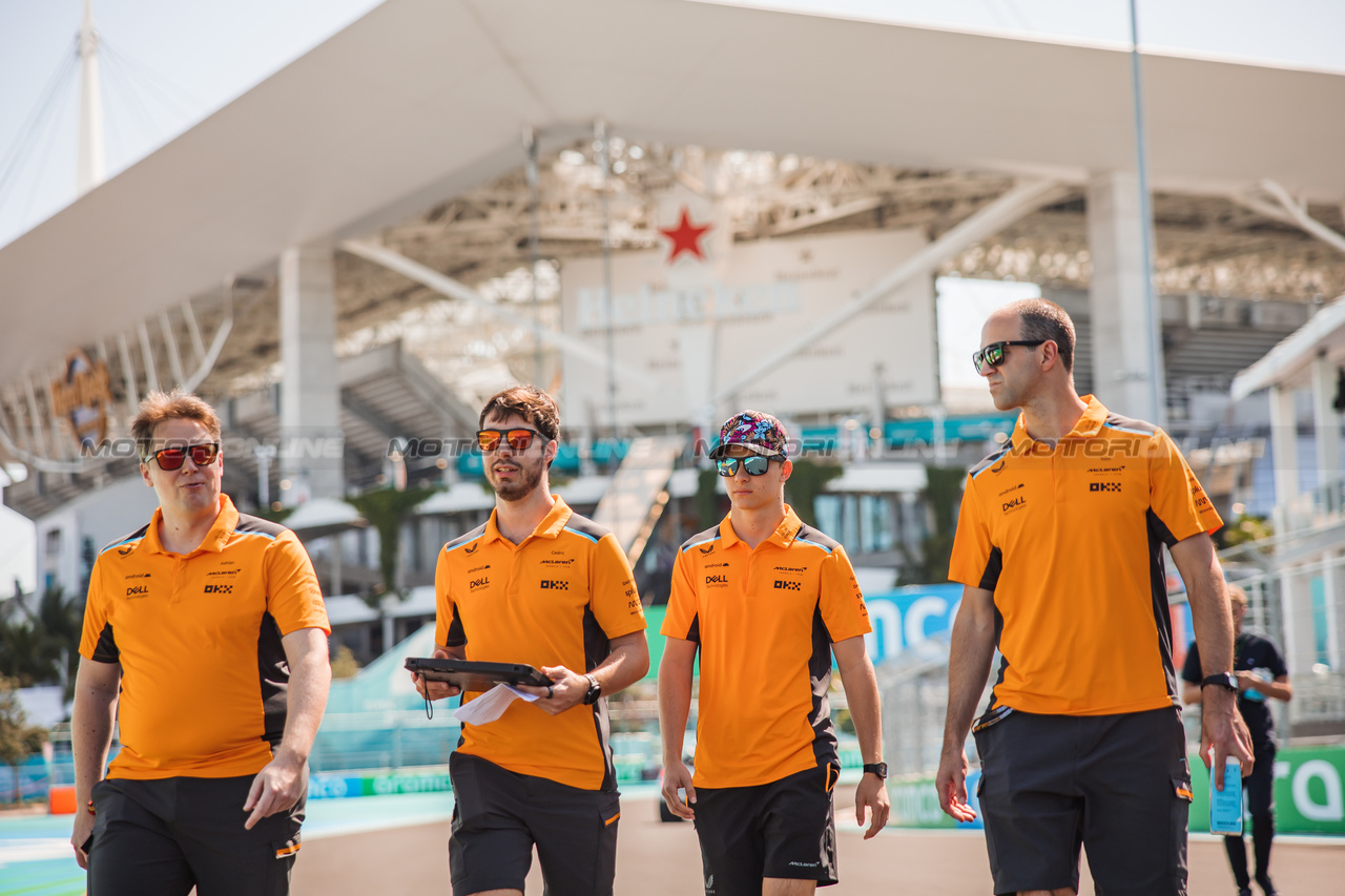 GP MIAMI, Oscar Piastri (AUS) McLaren walks the circuit with the team.

04.05.2023. Formula 1 World Championship, Rd 5, Miami Grand Prix, Miami, Florida, USA, Preparation Day.

- www.xpbimages.com, EMail: requests@xpbimages.com ¬© Copyright: Bearne / XPB Images