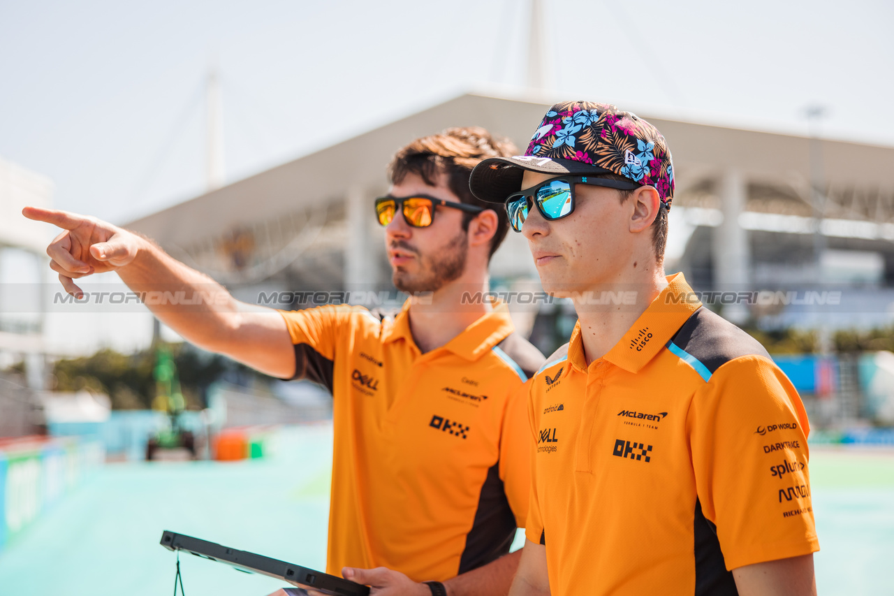 GP MIAMI, Oscar Piastri (AUS) McLaren walks the circuit with the team.

04.05.2023. Formula 1 World Championship, Rd 5, Miami Grand Prix, Miami, Florida, USA, Preparation Day.

- www.xpbimages.com, EMail: requests@xpbimages.com ¬© Copyright: Bearne / XPB Images