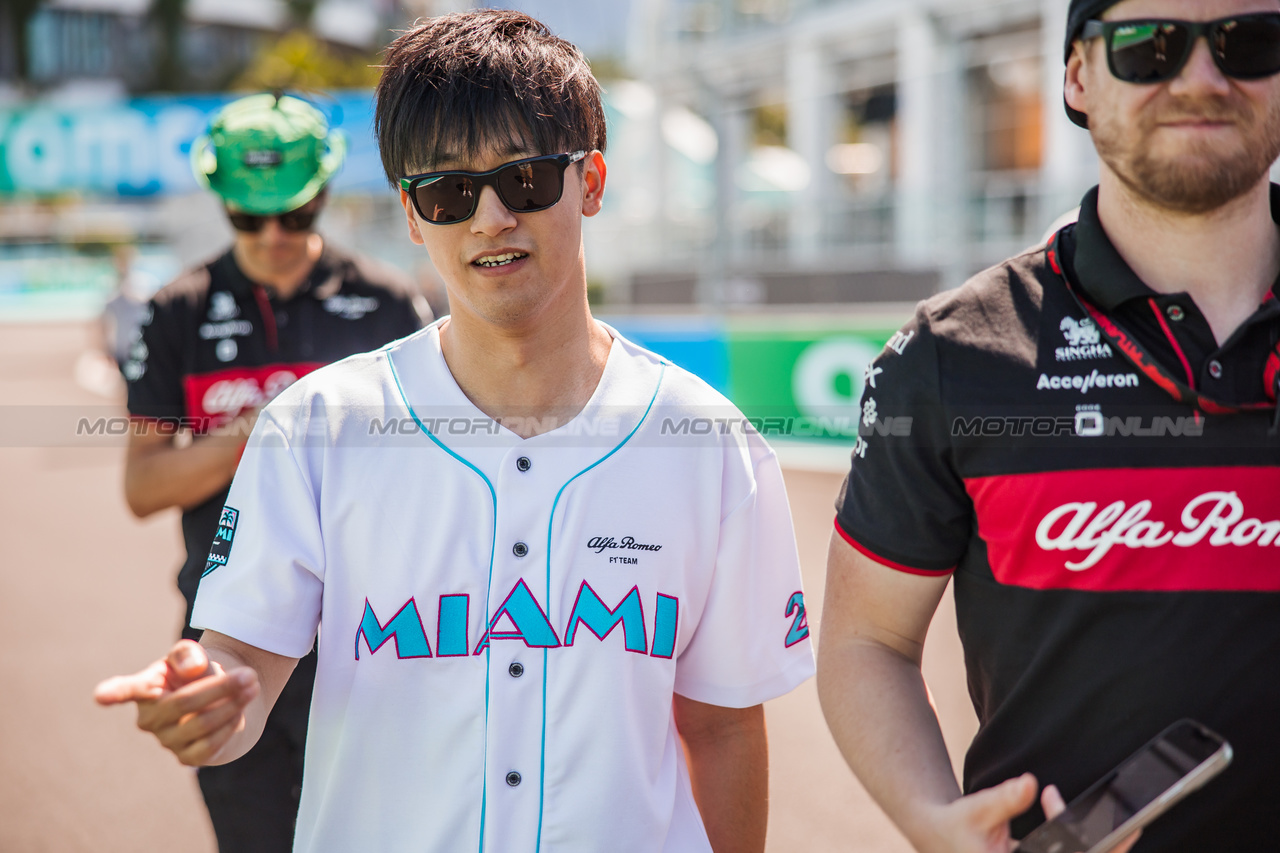 GP MIAMI, Zhou Guanyu (CHN) Alfa Romeo F1 Team walks the circuit with the team.

04.05.2023. Formula 1 World Championship, Rd 5, Miami Grand Prix, Miami, Florida, USA, Preparation Day.

- www.xpbimages.com, EMail: requests@xpbimages.com ¬© Copyright: Bearne / XPB Images