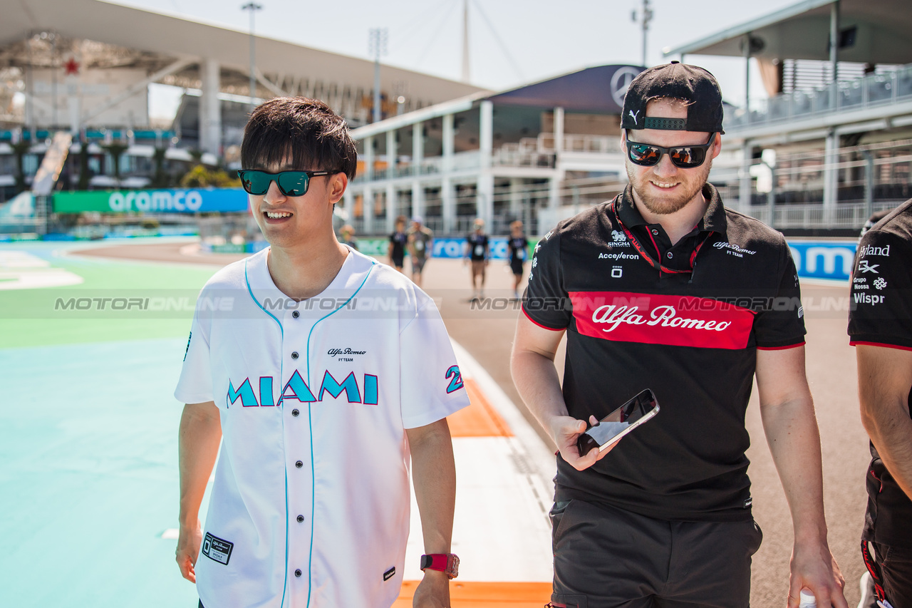 GP MIAMI, Zhou Guanyu (CHN) Alfa Romeo F1 Team walks the circuit with the team.

04.05.2023. Formula 1 World Championship, Rd 5, Miami Grand Prix, Miami, Florida, USA, Preparation Day.

- www.xpbimages.com, EMail: requests@xpbimages.com ¬© Copyright: Bearne / XPB Images
