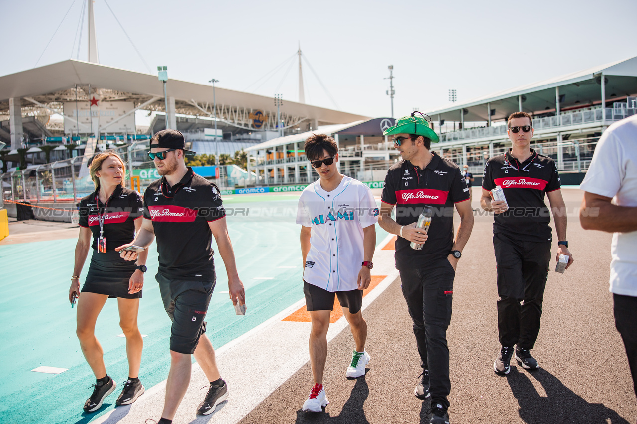 GP MIAMI, Zhou Guanyu (CHN) Alfa Romeo F1 Team walks the circuit with the team.

04.05.2023. Formula 1 World Championship, Rd 5, Miami Grand Prix, Miami, Florida, USA, Preparation Day.

- www.xpbimages.com, EMail: requests@xpbimages.com ¬© Copyright: Bearne / XPB Images