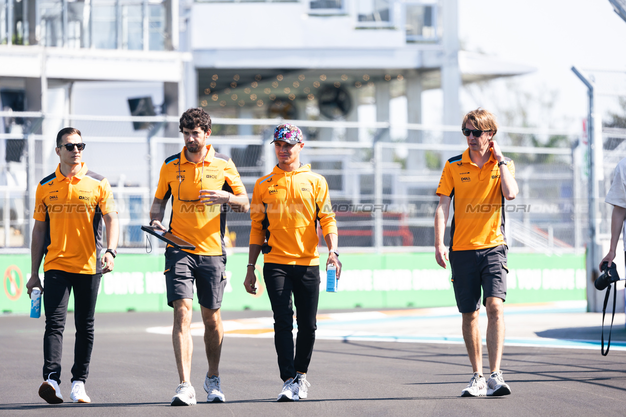 GP MIAMI, Lando Norris (GBR) McLaren walks the circuit with the team.

04.05.2023. Formula 1 World Championship, Rd 5, Miami Grand Prix, Miami, Florida, USA, Preparation Day.

- www.xpbimages.com, EMail: requests@xpbimages.com ¬© Copyright: Bearne / XPB Images