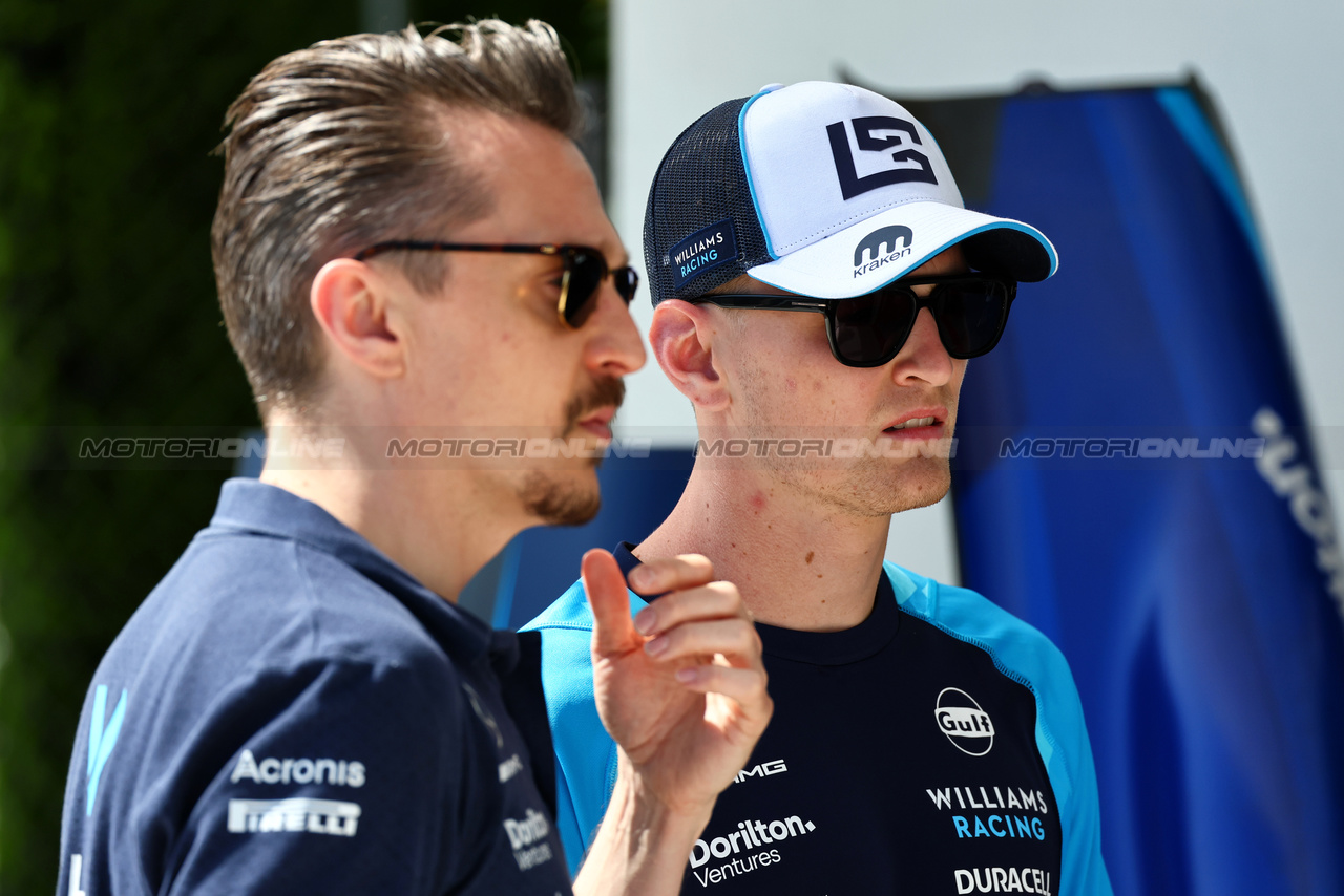 GP MIAMI, Logan Sargeant (USA) Williams Racing with Gaetan Jego, Williams Racing Gara Engineer.

04.05.2023. Formula 1 World Championship, Rd 5, Miami Grand Prix, Miami, Florida, USA, Preparation Day.

 - www.xpbimages.com, EMail: requests@xpbimages.com ¬© Copyright: Coates / XPB Images