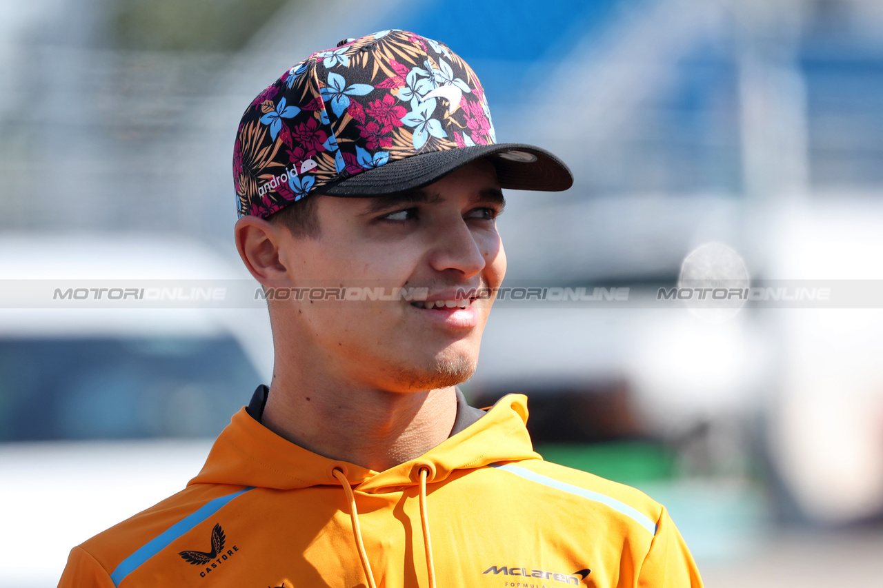 GP MIAMI, Lando Norris (GBR) McLaren walks the circuit.

04.05.2023. Formula 1 World Championship, Rd 5, Miami Grand Prix, Miami, Florida, USA, Preparation Day.

- www.xpbimages.com, EMail: requests@xpbimages.com ¬© Copyright: Bearne / XPB Images