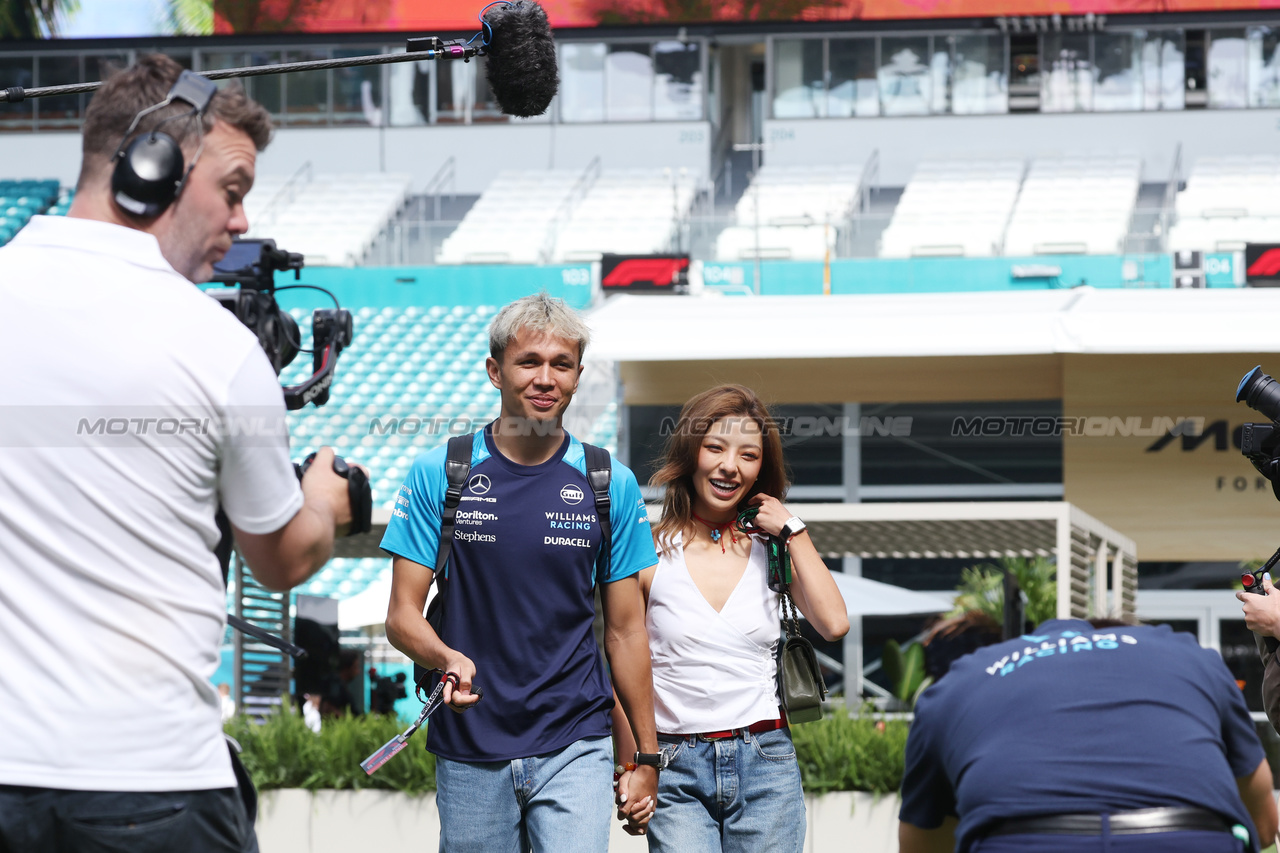 GP MIAMI, (L to R): Alexander Albon (THA) Williams Racing with Domenica Muni Lily He (CHN) Professional Golfer.

06.05.2023. Formula 1 World Championship, Rd 5, Miami Grand Prix, Miami, Florida, USA, Qualifiche Day.

- www.xpbimages.com, EMail: requests@xpbimages.com ¬© Copyright: Bearne / XPB Images