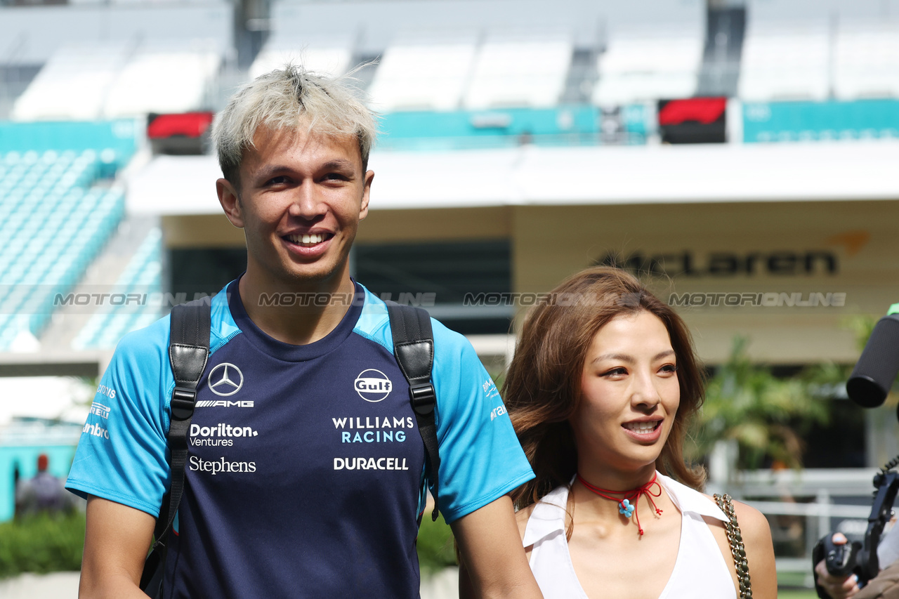 GP MIAMI, (L to R): Alexander Albon (THA) Williams Racing with Domenica Muni Lily He (CHN) Professional Golfer.

06.05.2023. Formula 1 World Championship, Rd 5, Miami Grand Prix, Miami, Florida, USA, Qualifiche Day.

- www.xpbimages.com, EMail: requests@xpbimages.com ¬© Copyright: Bearne / XPB Images