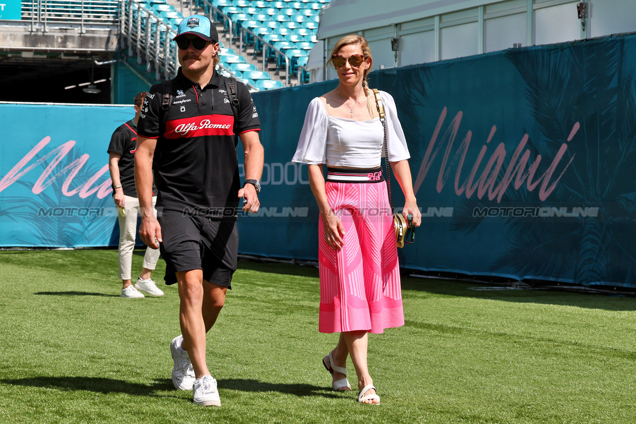 GP MIAMI, (L to R): Valtteri Bottas (FIN) Alfa Romeo F1 Team with Domenica Tiffany Cromwell (AUS) Professional Cyclist.

06.05.2023. Formula 1 World Championship, Rd 5, Miami Grand Prix, Miami, Florida, USA, Qualifiche Day.

- www.xpbimages.com, EMail: requests@xpbimages.com ¬© Copyright: Moy / XPB Images