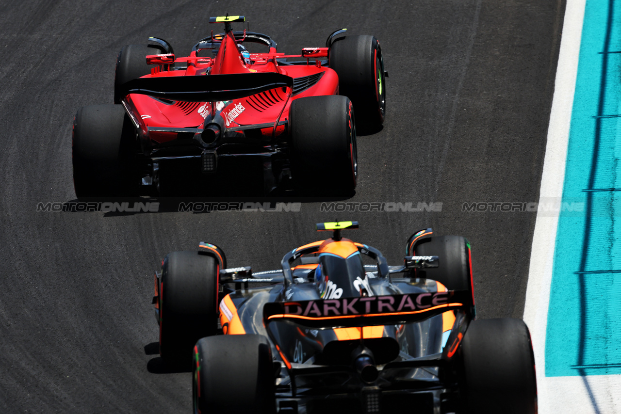 GP MIAMI, Carlos Sainz Jr (ESP) Ferrari SF-23 davanti a Lando Norris (GBR) McLaren MCL60.

06.05.2023. Formula 1 World Championship, Rd 5, Miami Grand Prix, Miami, Florida, USA, Qualifiche Day.

- www.xpbimages.com, EMail: requests@xpbimages.com ¬© Copyright: Bearne / XPB Images