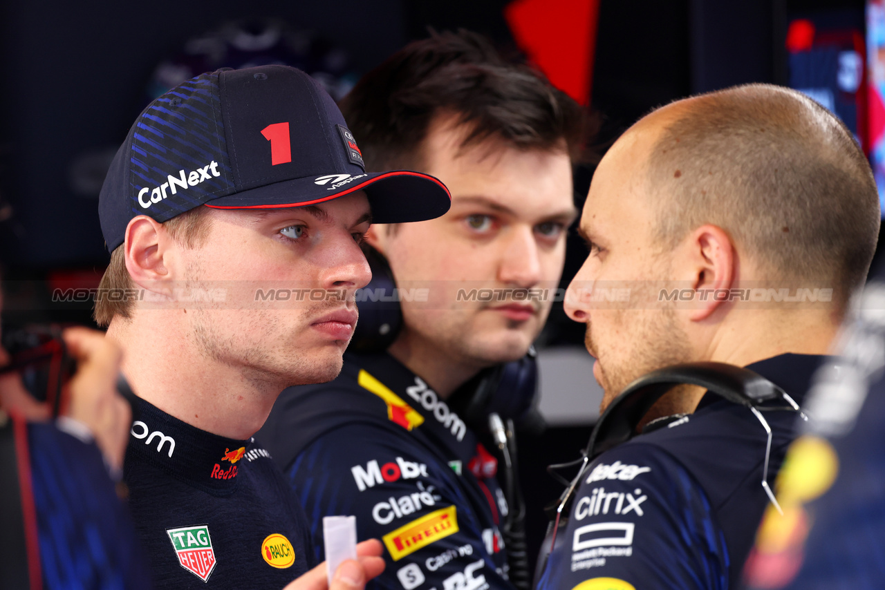 GP MIAMI, (L to R): Max Verstappen (NLD) Red Bull Racing with Gianpiero Lambiase (ITA) Red Bull Racing Engineer.

06.05.2023. Formula 1 World Championship, Rd 5, Miami Grand Prix, Miami, Florida, USA, Qualifiche Day.

- www.xpbimages.com, EMail: requests@xpbimages.com ¬© Copyright: Batchelor / XPB Images