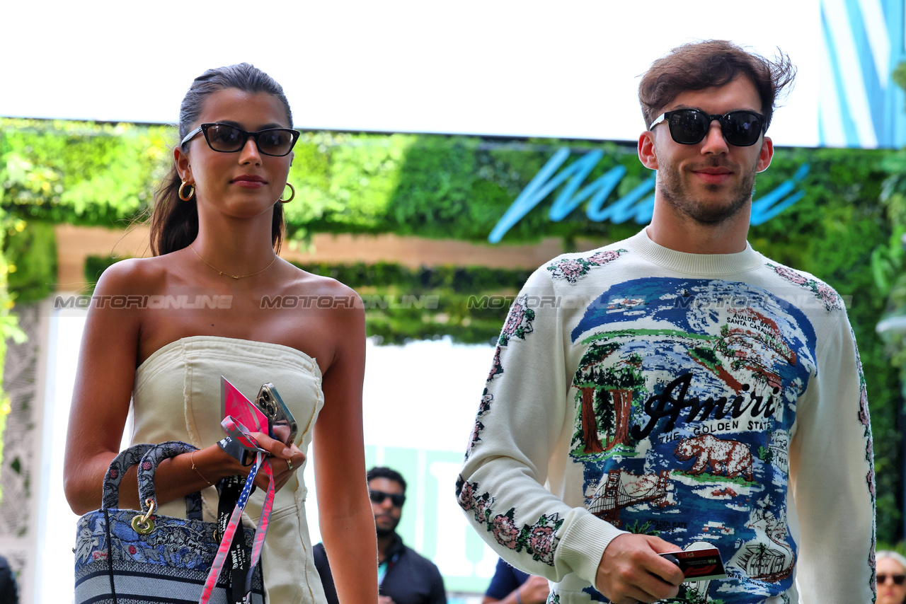 GP MIAMI, (L to R): Kika Cerqueira Gomes (POR) with her boyfriend Pierre Gasly (FRA) Alpine F1 Team

06.05.2023. Formula 1 World Championship, Rd 5, Miami Grand Prix, Miami, Florida, USA, Qualifiche Day.

 - www.xpbimages.com, EMail: requests@xpbimages.com ¬© Copyright: Coates / XPB Images